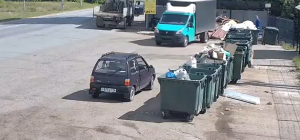 Водитель грузовика попытался скрыть номера при выгрузке мусора возле Райпо