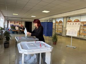 Исполнительный директор фонда «Возрождение» Зульфия Сунгатуллина проголосовала в Елабуге