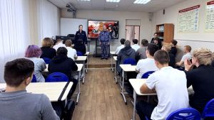 В Елабуге сотрудники Росгвардии встретились со студентами политехнического колледжа