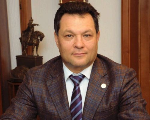 Глава Елабужского района Рустем Нуриев поздравляет женщин с Международным женским днем