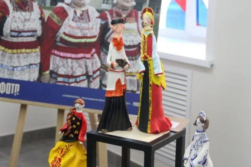 Алабуга студентлары милли киемле курчаклар коллекциясен тәкъдим итте