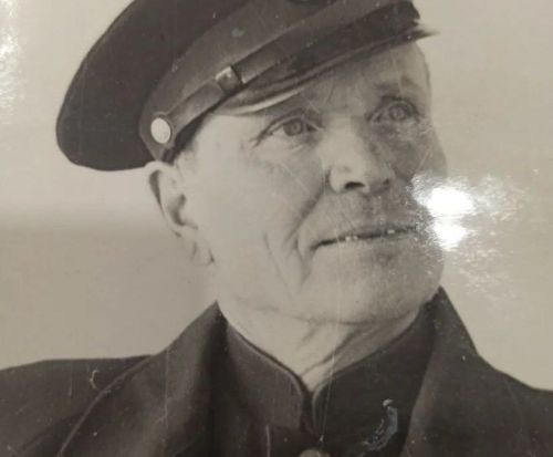 Спустя 81 год: в Елабуге новые владельцы дома нашли тайник с наградами героя и вернули их семье