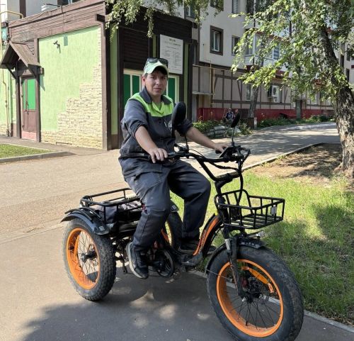 Алабугада шәһәр урамнарын җыештыручыларга ярдәмгә электровелосипед бирделәр