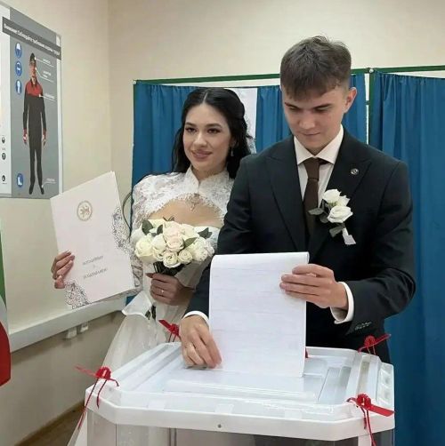 Алабугада яшь пар ЗАГСтагы тантанадан соң тавыш бирүгә килде