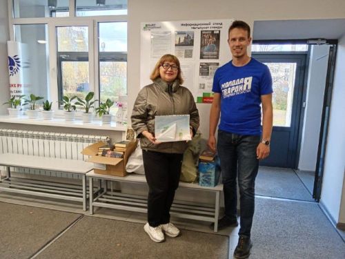 В Елабуге сотрудники ЦРБ собрали книги бойцам СВО