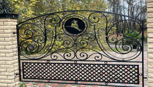 В Александровском парке Елабуги устанавливают новое кованое ограждение