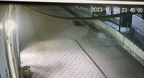 В Елабуге нашли вандалов, разбивших стекла на трех остановках