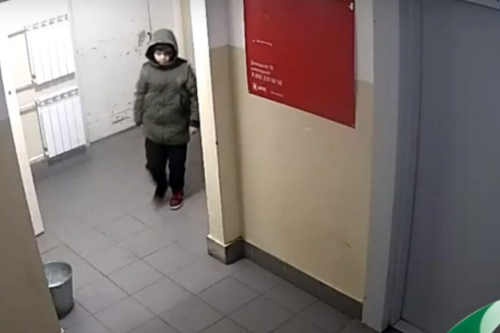 В Татарстане прокуратура начала проверку информации о ребёнке, спавшем в подъезде