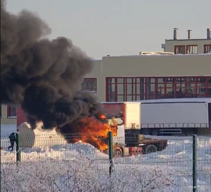 В Елабужском районе загорелся грузовик