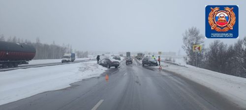 В Елабужском районе легковушку занесло на барьер и откинуло на другой автомобиль