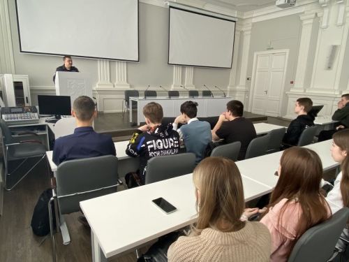 Полицейские Елабуги провели профилактическую лекцию для учащихся  колледжа Елабужского института КФУ