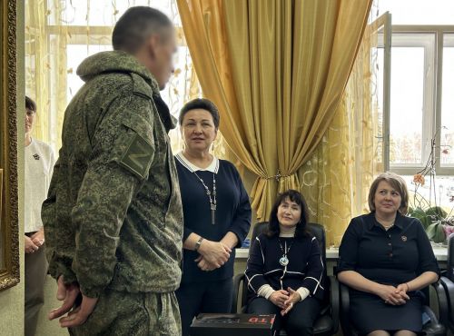 Сотрудники Елабужского государственного музея-заповедника передали бойцам монокуляр