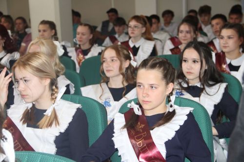 Для 1369 выпускников Елабуги прозвенел последний звонок