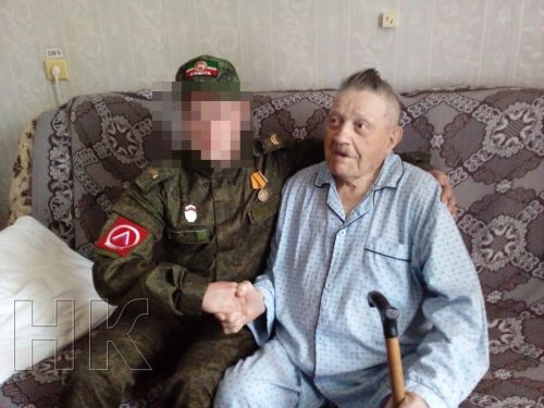 Елабужский боец посетил в больнице ветерана войны, от которого получал письма на зоне СВО