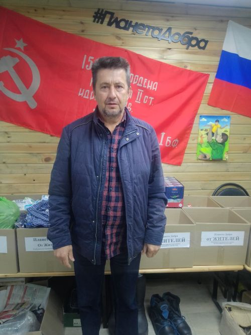 Елабужанин решил оказать помощь бойцам и принес 100 тысяч рублей в пункт помощи