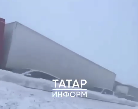 В Татарстане на трассе М-7 произошло ДТП с участием 50 автомобилей