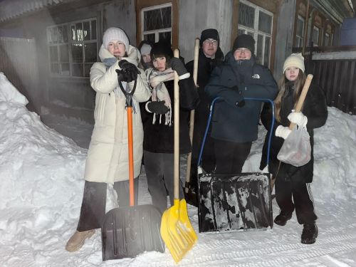 В Елабуге волонтеры помогли в уборке снега ветеранам и семьям участников СВО