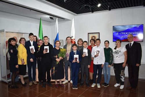 В Елабуге школьникам торжественно вручили паспорта