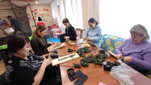 В Елабуге мамы особенных детей из «Мира детства и мам» плетут браслеты для бойцов СВО
