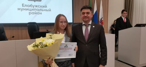 Елабужскую школьницу наградили на общегородской планерке
