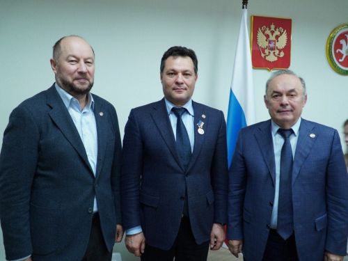 Главу Елабужского района наградили медалью «За развитие местного самоуправления»