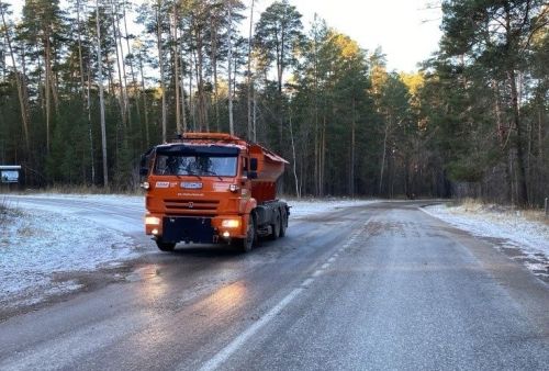 В Елабуге улицы города обработали песко-соляной смесью