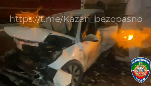 Автомобиль зажало между грузовиками на трассе в Татарстане