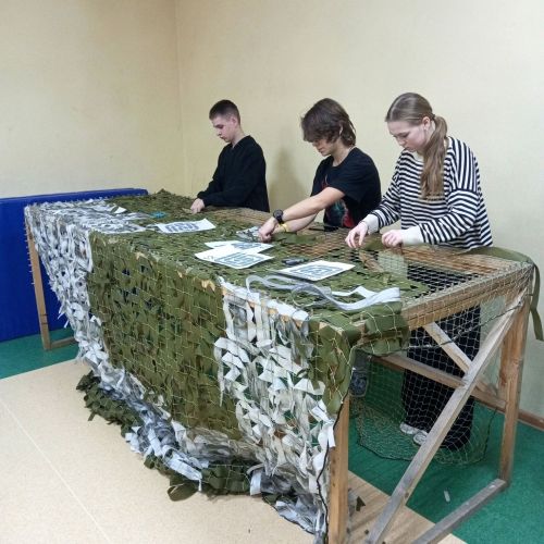 Студенты Елабужского колледжа культуры и искусств плетут маскировочные сети для участников СВО