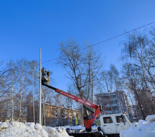 В Елабуге на улице Молодежная устанавливают новые опоры освещения