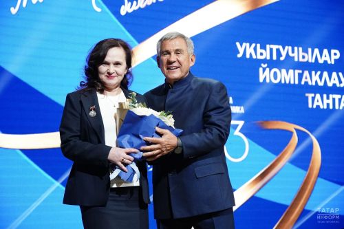 Раис РТ наградил педагога из Елабуги