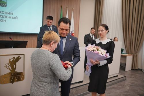 Родственников бойцов СВО наградили на общегородской планерке