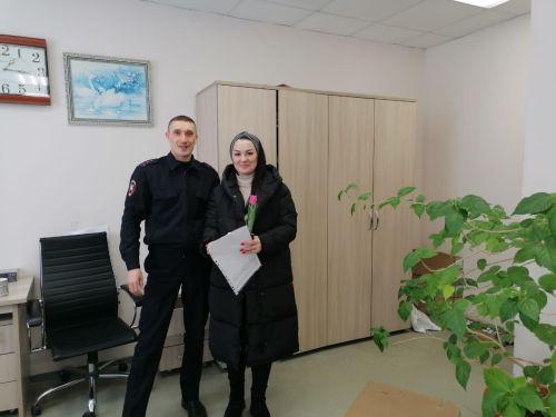 Госавтоинспекторы поздравили елабужанок с наступающим 8 Марта