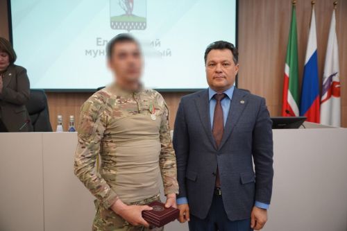 Рустем Нуриев вручил награду бойцу СВО