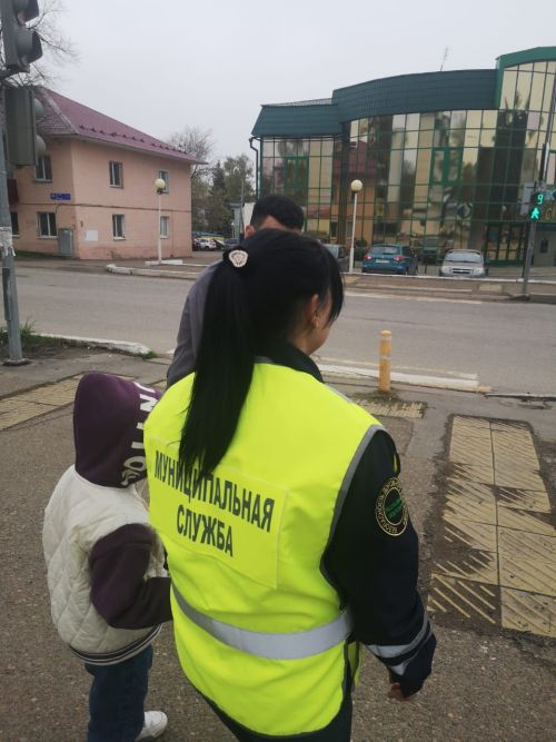 В Елабуге госавтоинспекторы и дошкольники провели акцию «Стань заметнее»