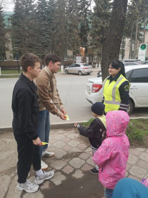 В Елабуге госавтоинспекторы и дошкольники провели акцию «Стань заметнее»