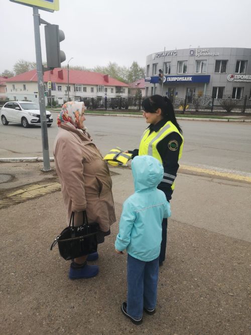 В Елабуге госавтоинспекторы и дошкольники провели акцию «Стань заметнее»