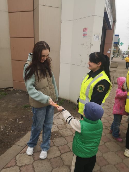 В Елабуге госавтоинспекторы и дошкольники провели акцию «Стань заметнее»