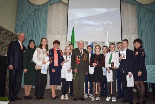 В Елабуге девяти школьникам торжественно вручили паспорта