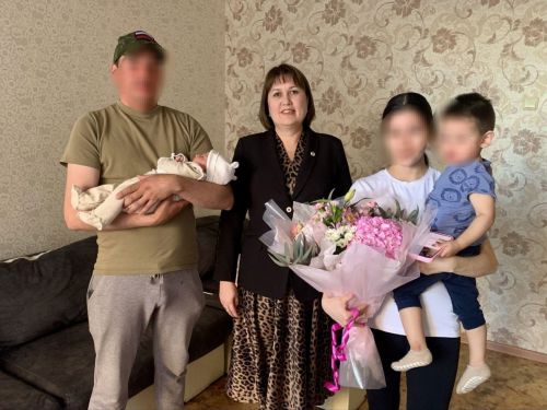 Семью елабужского бойца поздравили с рождением ребенка