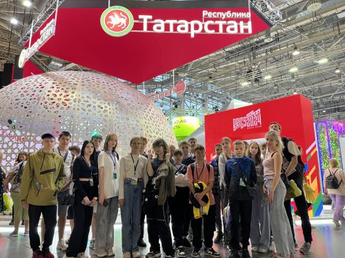 Компания «Август» организовала вторую волну поощрительной поездки обучающихся Елабужского и Кизнерского районов в Москву