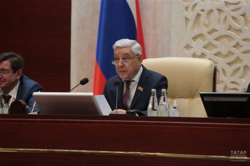 Председатель Госсовета РТ поздравил татарстанцев с Днем государственного флага