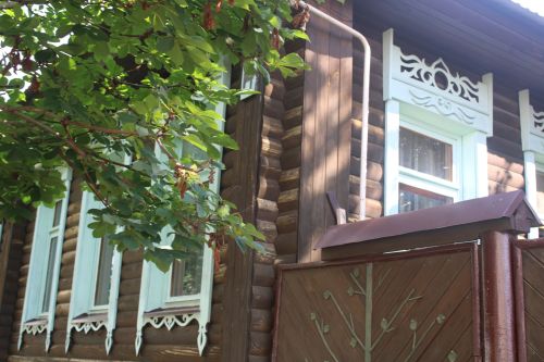 Елабужане рассказали о том, как превратили заброшенный дом в уютное семейное гнездышко с каштанами