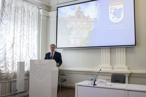 Ректор КФУ представил коллективу нового директора Елабужского института