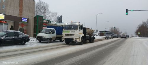 В Елабуге продолжается уборка снега