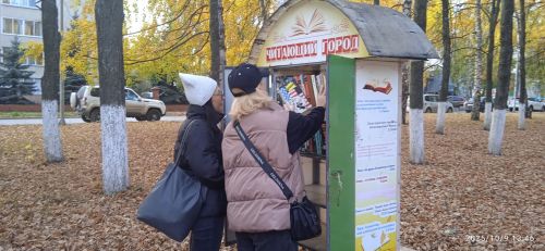 В Елабуге прошла акция «День книгодарения» по инициативе ветеранов комсомола