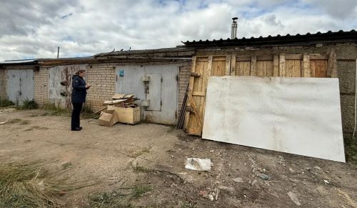 В Елабуге судебные приставы обеспечили демонтаж незаконного ограждения и навеса