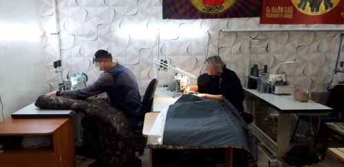 Боец в отпуске помог пошить одеяла для фронта в елабужской мастерской