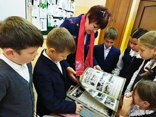 Елабужские школьники рассказали о папах в рисунках и фотографиях