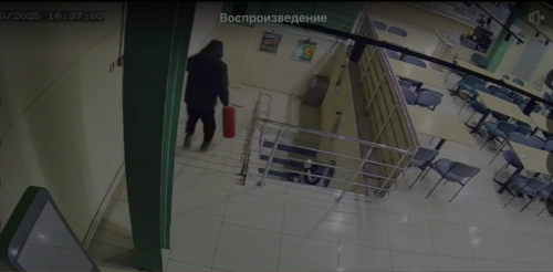 В Елабуге подростки попали на видео с похищенным огнетушителем из кафе