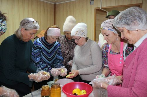 «Елабужские амазонки» делают витаминный бальзам для бойцов СВО